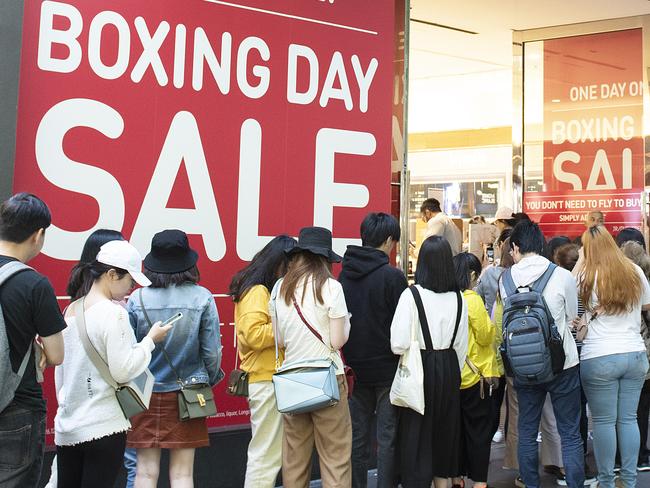 Shoppers are seen lining up outside of a retail store during Boxing Day sales in Melbourne, Wednesday, December 26, 2018. (AAP Image/Ellen Smith) NO ARCHIVING