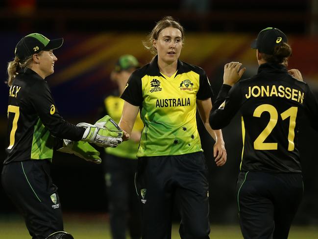 Tayla Vlaeminck celebrates a wicket with teammates. Picture: Jan Kruger