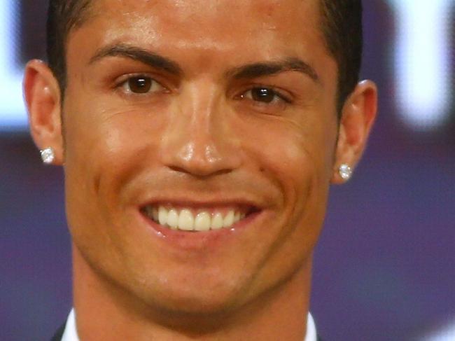 Real Madrid's Portuguese football player Christiano Ronaldo poses with his "Best Player of the Year" award during the Globe Soccer Awards Ceremony at the end of the 9th International Sports Conference on December 29, 2014 in Dubai. AFP PHOTO / MARWAN NAAMANI