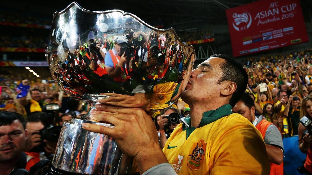 Tim Cahill kisses the trophy after Australia won the Asian Cup in 2015.