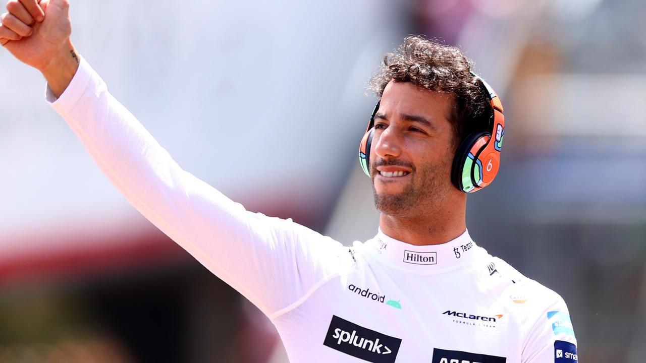 Charles Leclerc zajmuje pierwsze miejsce, Daniel Ricciardo, Max Verstappen