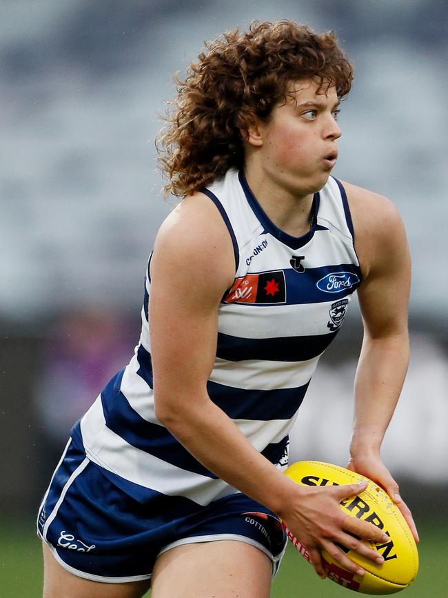 Morrison looks for an option against the Swans in round 10 last year. Picture: Dylan Burns/AFL Photos via Getty Images