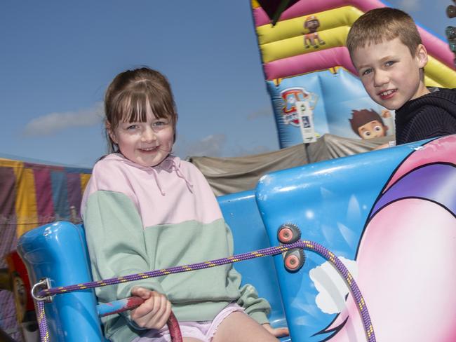 Macie Rea &amp; Seth Mundy riding the tea cups at the 2024 Swan Hill Show Picture: Noel Fisher