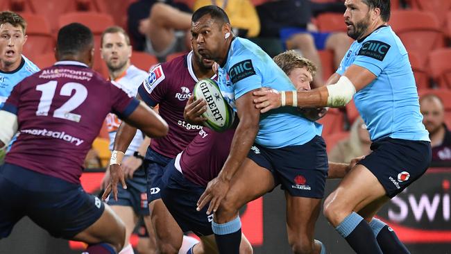 Waratahs fullback Kurtley Beale runs