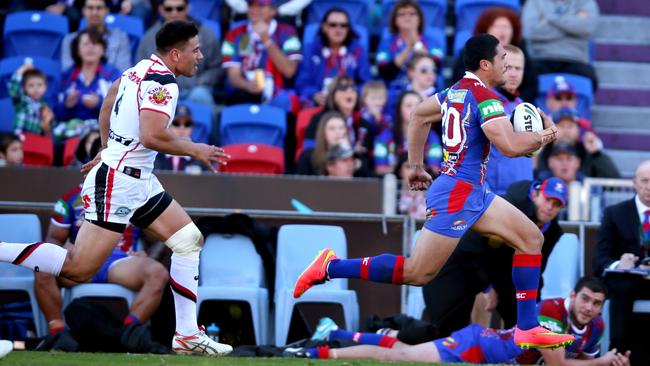 Sione Mata'utia busts the line to score a length of the field try against the Warriors in 2014. Picture: Gregg Porteous