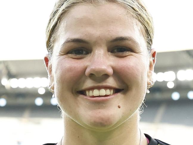 MELBOURNE, AUSTRALIA - NOVEMBER 15: Georgia Voll of the Thunder is awarded player of the match after the WBBL match between Perth Scorchers and Sydney Thunder at Melbourne Cricket Ground on November 15, 2024, in Melbourne, Australia. (Photo by Darrian Traynor/Getty Images)