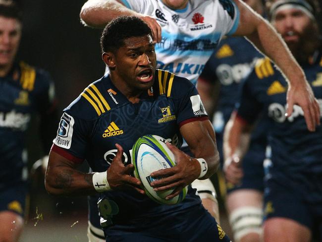 INVERCARGILL, NEW ZEALAND - JUNE 14: Waisake Naholo of the Highlanders makes a break during the round 18 Super Rugby match between the Highlanders and the Waratahs at Rugby Park Stadium on June 14, 2019 in Invercargill, New Zealand. (Photo by Dianne Manson/Getty Images)