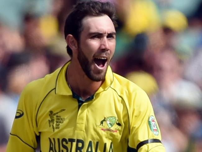 Australian cricketers Glenn Maxwell (L) and Brad Haddin celebrate the wicket of Pakistani batsman Umar Akmal during the 2015 Cricket World Cup quarter-final match between Australia and Pakistan in Adelaide on March 20, 2015. AFP PHOTO / INDRANIL MUKHERJEE -- IMAGE RESTRICTED TO EDITORIAL USE - STRICTLY NO COMMERCIAL USE--