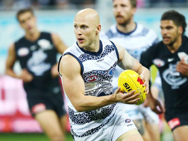 GEELONG, AUSTRALIA - MAY 26:  Gary Ablett of the Cats runs with the ball during the round 10 AFL match between the Geelong Cats and the Carlton Blues at GMHBA Stadium on May 26, 2018 in Geelong, Australia.  (Photo by Michael Dodge/Getty Images)