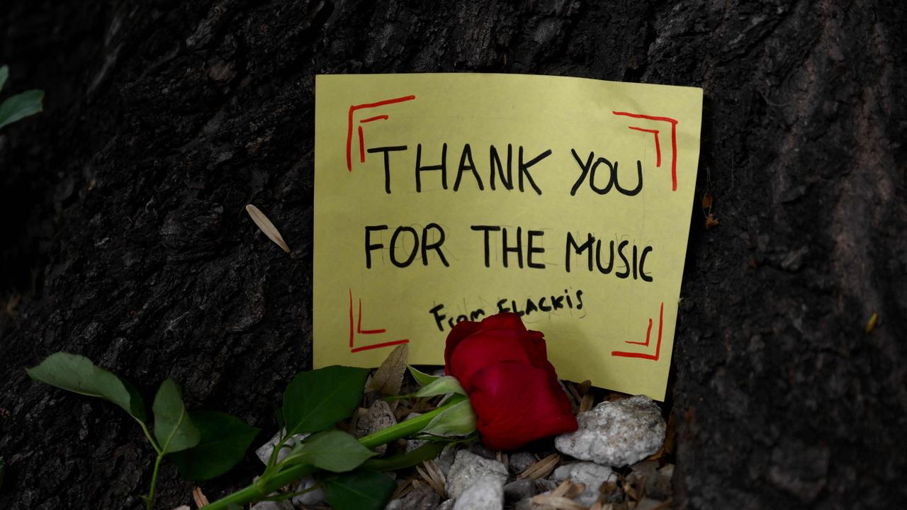 A note reading ‘Thankyou for the music’ is left along with a rose at the memorial for Payne outside the CasaSur Hotel in Buenos Aires. Picture: Luis Robayo/AFP