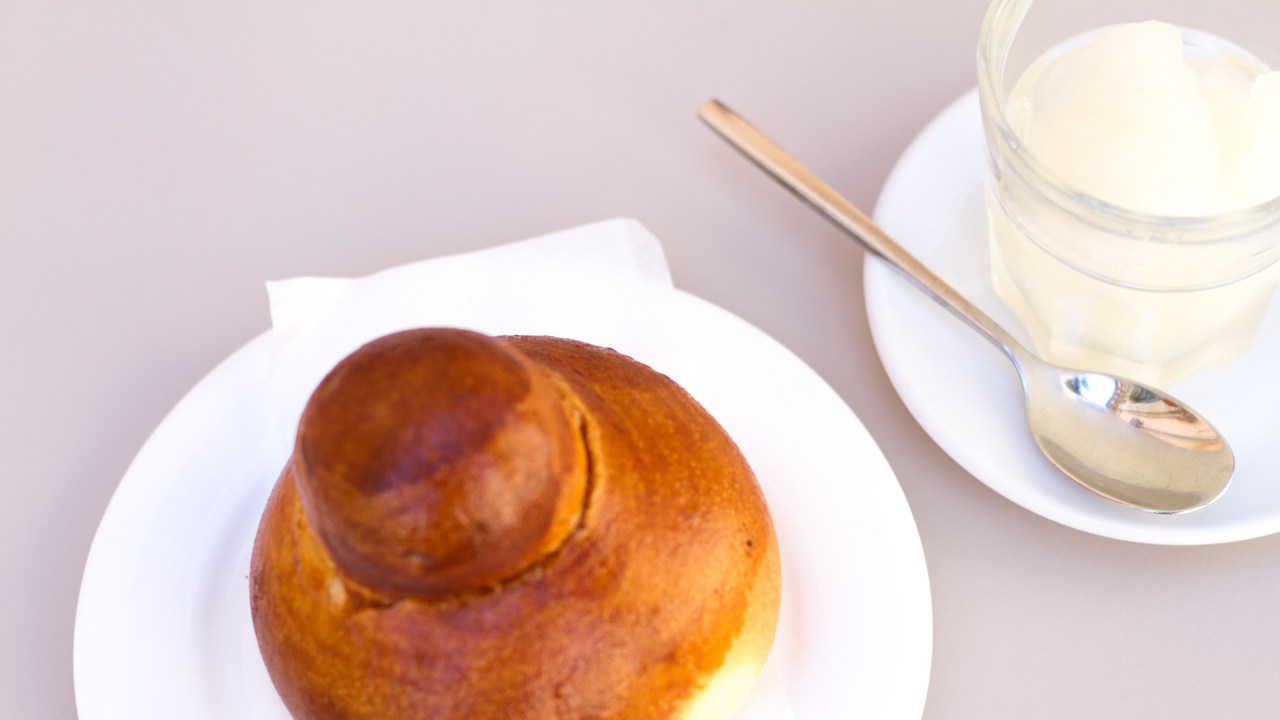 <h2><span>5. Granita con Brioche</span></h2><p><span>It&rsquo;s hard to imagine how good Sicilian&ndash;style granita combined with soft, fluffy, warm brioche tastes. On a hot&nbsp;Sicilian day, there&rsquo;s nothing better than this refreshing, icy treat. Dip pieces of brioche into the granita and enjoy it for breakfast, lunch or dinner. Brioche infused with orange rind adds a delicious twist. Lemon is the most traditional flavour, but almond is the most popular.</span></p>