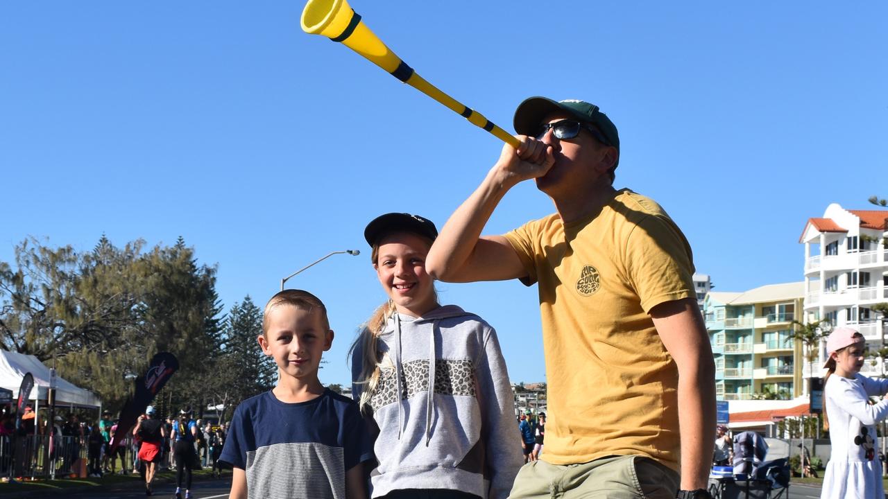 Chris Zischke and his kids cheering on Kate, Andrew, Hugh and Claire at the 2022 Sunshine Coast Marathon. Picture: Eddie Franklin