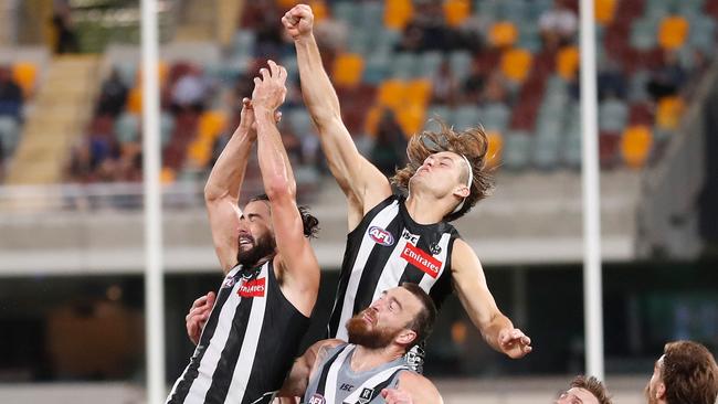 Darcy Moore lands a big spoil over Charlie Dixon.