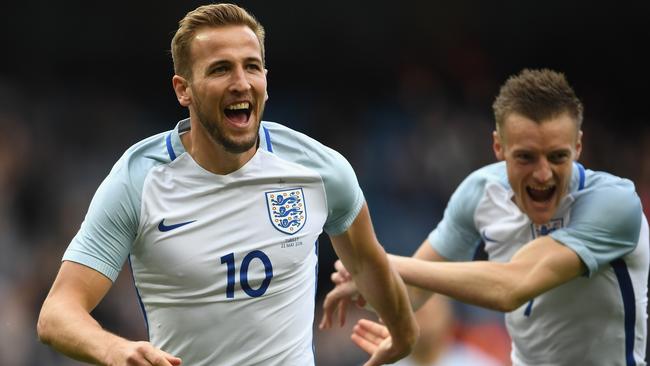 Harry Kane celebrates with Jamie Vardy. (Photo by Laurence Griffiths/Getty Images)