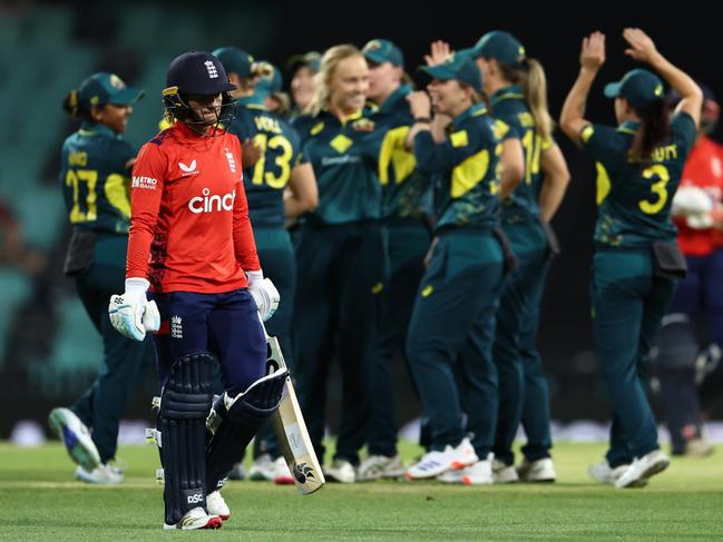 SYDNEY, AUSTRALIA - JANUARY 20: Kim Garth of Australia celebrates the wicket of Danni Wyatt-Hodge of England during game one of the Women's Ashes T20 International series between Australia and England at Sydney Cricket Ground on January 20, 2025 in Sydney, Australia. (Photo by Jeremy Ng/Getty Images)