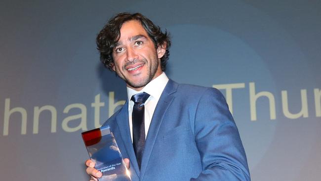 Queensland Australian of the Year winner NRL player Jonathan Thurston poses with his award at the Queensland Australian of the Year awards night at The Old Museum in Brisbane, Wednesday, November 8, 2017. (AAP Image/Jono Searle) NO ARCHIVING