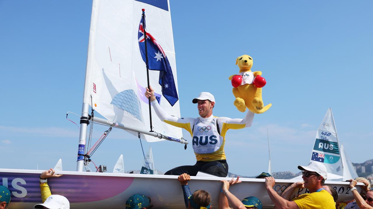 Matt Wearn celebrates his gold medal with his Australian teammates. Picture: Alex Livesey/Getty Images