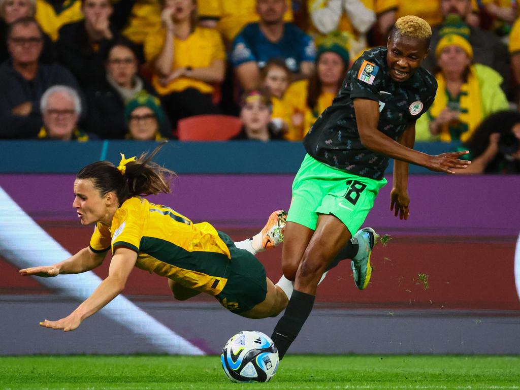 Nigeria midfielder Halimatu Ayinde (R) tackles Australia's Hayley Raso in their World Cup clash. Picture: Patrick Hamilton/AFP