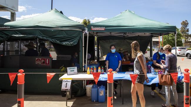 Extra COVID-safe measures will be implemented at the Bunnings sausage sizzle. Picture: NCA NewsWire / Jenny Evans