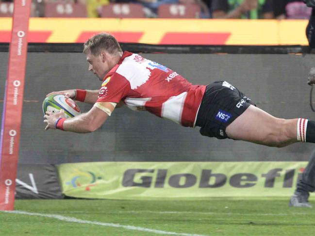 JOHANNESBURG, SOUTH AFRICA - APRIL 07: Ruan Combrinck of the Emirates Lions scores during the Super Rugby match between Emirates Lions and DHL Stormers at Emirates Airline Park on April 07, 2018 in Johannesburg, South Africa. (Photo by Lee Warren/Gallo Images/Getty Images)