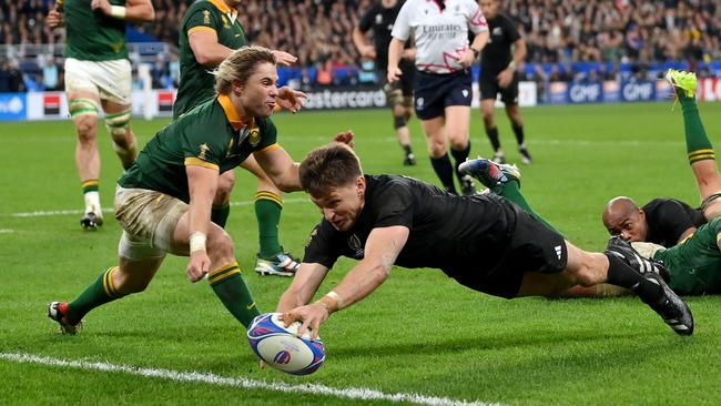 PARIS, FRANCE - OCTOBER 28: Beauden Barrett of New Zealand scores his team's first try whilst under pressure from Faf de Klerk of South Africa during the Rugby World Cup Final match between New Zealand and South Africa at Stade de France on October 28, 2023 in Paris, France. (Photo by Dan Mullan/Getty Images)