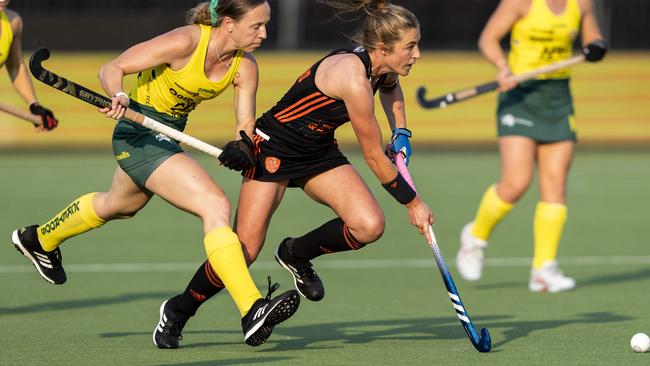 Netherlands' Xan de Waard (L) fights for the ball with Australia's Stephanie Kershaw during the FIH Pro League clash in Eindhoven. Picture: AFP