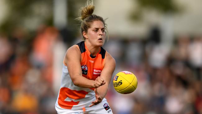 Ellie Brush playing against Collingwood in AFL in 2018. 