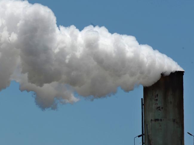 Generic photograph of smoke stack at the Port of Brisbane Industrial area, Tuesday, Nov. 3, 2009. (AAP Image/Dave Hunt) NO ARCHIVING