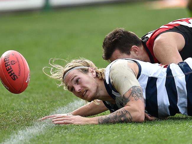 Tom Stewart coming through with Geelong VFL’s team in 2016.