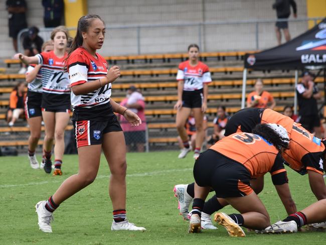 Liana Ngatai Mauri awaits the play the ball. Picture: Sean Teuma