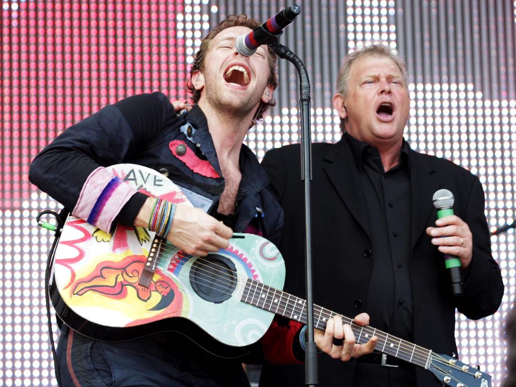 Chris Martin from Coldplay and John Farnham perform at the SCG in 2009.