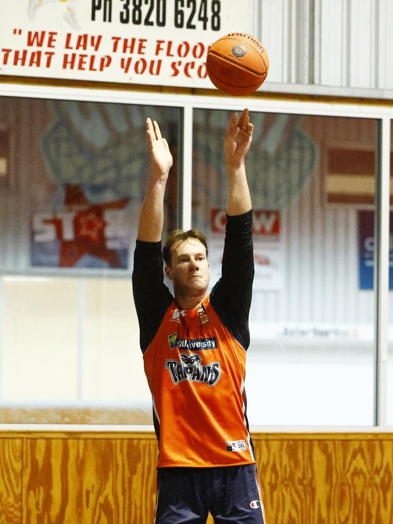 Cairns Taipans import player Sam Mennenga shoots the ball at training. Picture: Brendan Radke