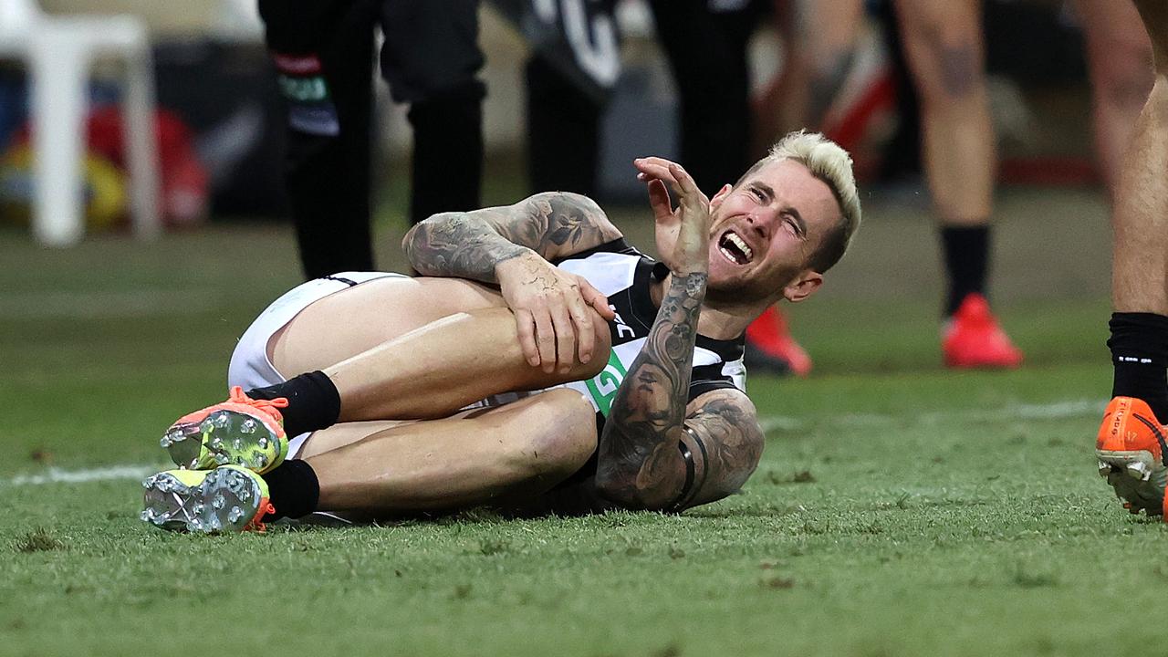 Collingwood's Jeremy Howe injured his knee colliding with Jacob Hopper.