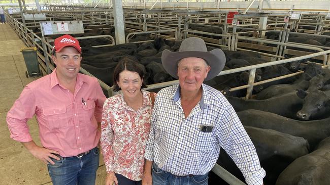 Brett Shea from Elders, with Jan Griffiths and Dennis Heywood, Everton, who was selling 780 Angus weaners at the Wangaratta weaner sale.