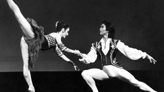 Mary McKendry (now Li) dancing with Li Cunxin with The Australian Ballet in 1990.