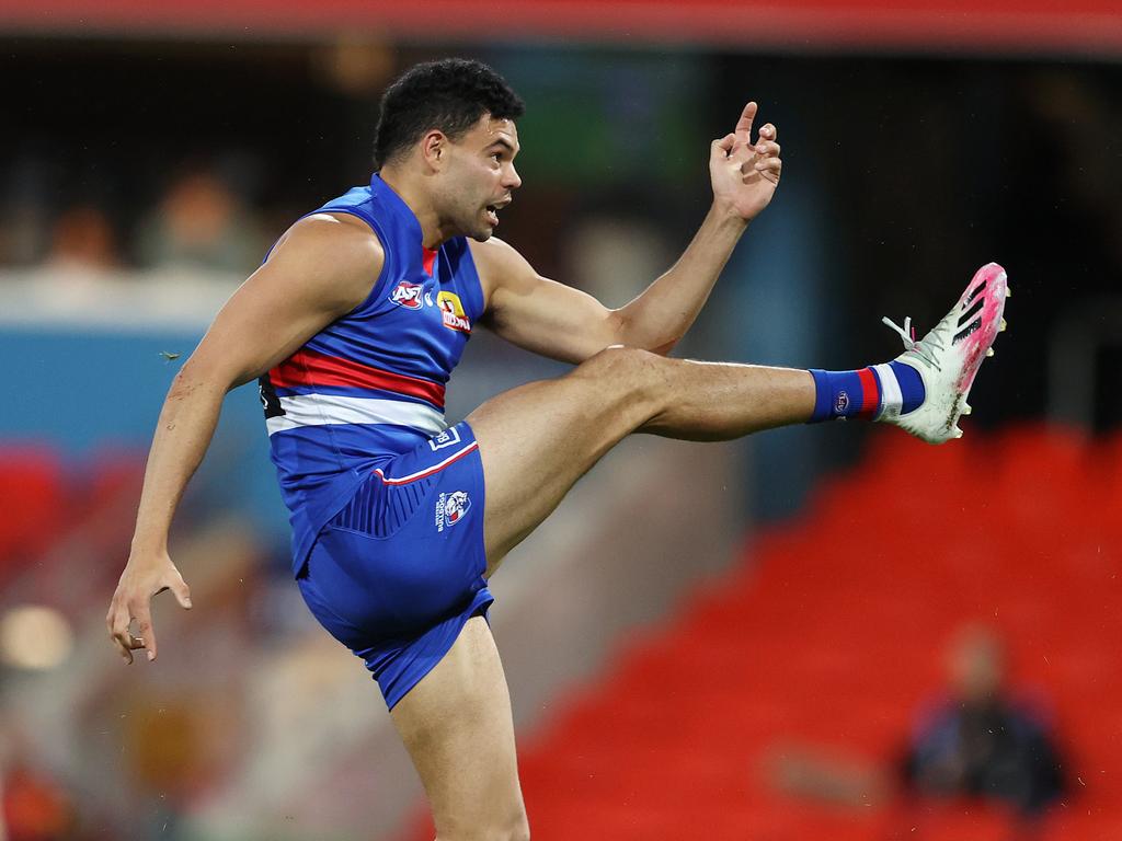 AFL Round 8. Gold Coast Suns vs Western Bulldogs at Metricon Stadium, Gold Coast . 23/07/2020. Jason Johannisen of the Bulldogs kicks at goal . Pic: Michael Klein