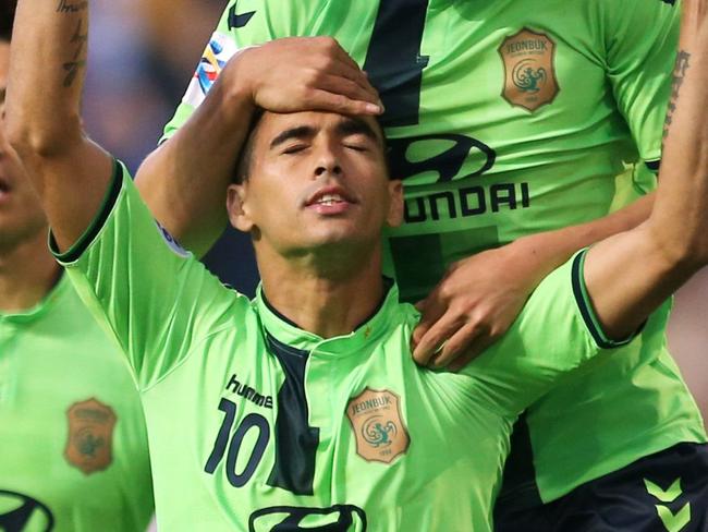 South Korea's Jeonbuk Hyundai Motors midfielder Leonardo Rodrigues Pereira (C) celebrates his goal with teammates against China's Jiangsu FC during their AFC Champions League group E football match in Jeonju on May 4, 2016. REPUBLIC OF KOREA OUT NO ARCHIVES RESTRICTED TO SUBSCRIPTION USE / AFP PHOTO / YONHAP / YONHAP / REPUBLIC OF KOREA OUT NO ARCHIVES RESTRICTED TO SUBSCRIPTION USE