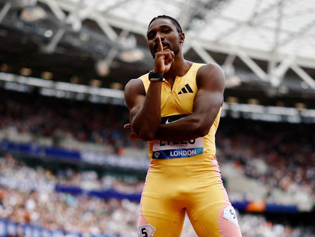 (FILES) USA's Noah Lyles celebrates after winning the Men's 100m event during the IAAF Diamond League athletics meeting at the London stadium in London on July 20, 2024. The US sprinter Noah Lyles, in search of glory at the Paris 2024 Olympics, has always believed in his destiny as a champion, despite a childhood illness and bouts of depression that he has been coping with for the past three years. A favourite in the 200m at the Tokyo Games in 2021, he only took the bronze medal after accepting treatment for his depression. (Photo by BENJAMIN CREMEL / AFP)