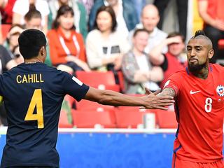 Australia's forward Tim Cahill  (L) shakes hands with Chile's midfielder Arturo Vidal  during the 2017 Confederations Cup group B football match between Chile and Australia at the Spartak Stadium in Moscow on June 25, 2017. / AFP PHOTO / Yuri KADOBNOV
