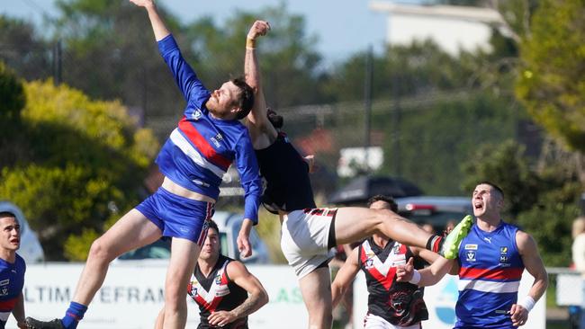 Mornington ruckman Jarrod Hicks goes up. Picture: Valeriu Campan