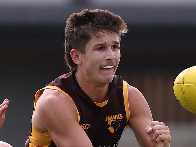 MELBOURNE, FEBRUARY 15, 2023: Hawthorn pre-season intra-club match at La Trobe University, Bundoora. Sam Butler unloads. Picture: Mark Stewart