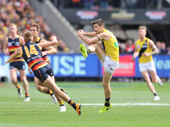 Tigers captain Trent Cotchin gets away a kick. Picture: Alex Coppel