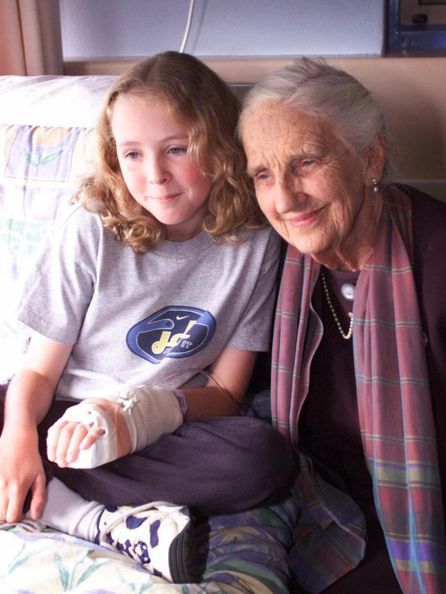 Dame Elisabeth Murdoch chats with patient Alison in 2004.