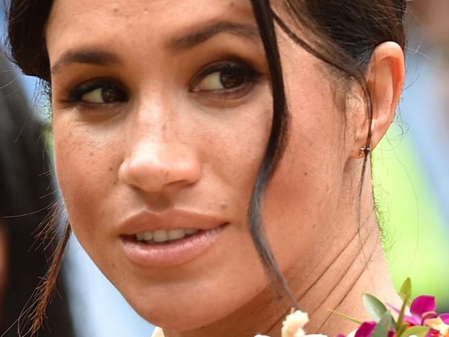 Britain's Meghan, the Duchess of Sussex (C) meets people at the University of the South Pacific in Suva on October 24, 2018. - British royal Meghan Markle passionately promoted female education in her first speech of the Oceania royal tour on October 24, telling students in Fiji of her own struggles to afford higher education. (Photo by PETER PARKS / AFP)