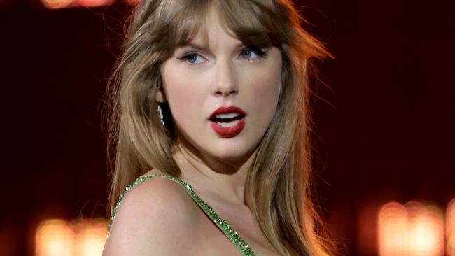 EAST RUTHERFORD, NEW JERSEY - MAY 27: EDITORIAL USE ONLY Taylor Swift performs onstage during 
