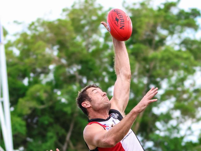 Southern Districts ruckman Matt Dennis competes against Darwin Buffaloes in Round 18 of the NTFL. Picture: Celina Whan / AFLNT Media.