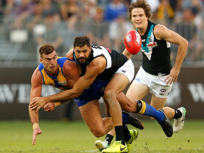 PERTH, AUSTRALIA - MAY 05: Scott Lycett of the Eagles gets his handball away while being tackled by Patrick Ryder of the Power during the round seven AFL match between the West Coast Eagles and the Port Adelaide Power at Optus Stadium on May 5, 2018 in Perth, Australia.  (Photo by Paul Kane/Getty Images)