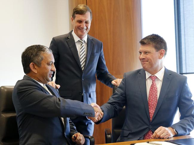 Natural Resources Minister Anthony Lynham (centre) pictured with Vena Energy CEO Nitin Apte (left) and AGL Energy CEO Brett Redman (right) signing the solar battery agreement. (AAP Image/Josh Woning)