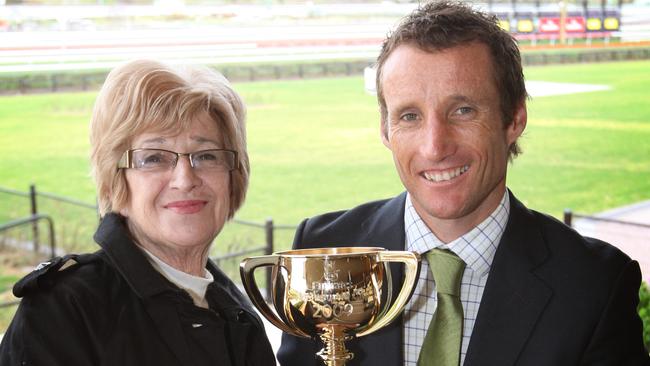 Damien Oliver with his mother Pat and the 2009 Melbourne Cup trophy. Picture: File