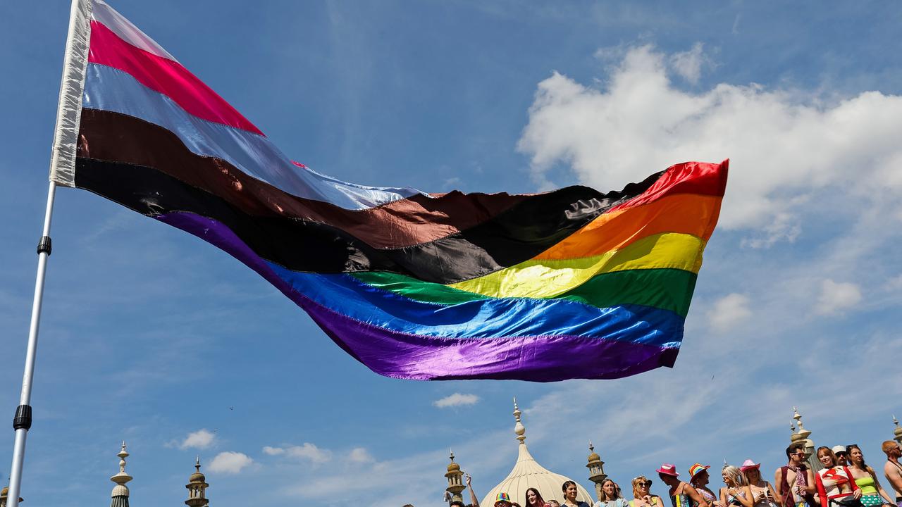 Sahte web siteleri LGBTQ+ karşıtı kreasyonları yasaklıyor